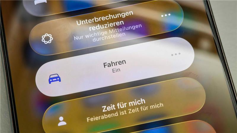 Damit das Smartphone-Ping nicht ablenkt: Der Fahrfokus schaltet Mitteilungen stumm, bis man wieder aussteigt.

