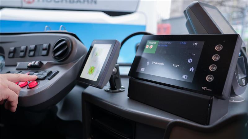 Damit das in Echtzeit klappt, sollen alle 2.000 Busse der Stadt und rund 600 Ampeln bis 2030 mit dem intelligenten Verkehrssystem ausgestattet werden. 