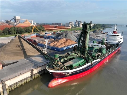 Damit das kommende Tanklagerschiff „Transgas Force“ im Stader Seehafen liegen kann, wird in der Elbe bereits seit Monaten gebaggert. Foto: Hahn