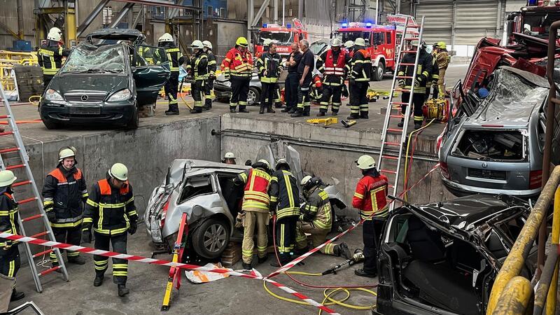 Ausbildungsnotstand: Stader Kreistag prangert Landesfeuerwehrschulen an Damit die 4200 Feuerwehrleute im Kreis Stade nicht nur bei Übungen wie hier in Bützfleth sicher die Unfallrettung vertiefen können, sind Kurse bei der Landesfeuerwehrschule unumgänglich.