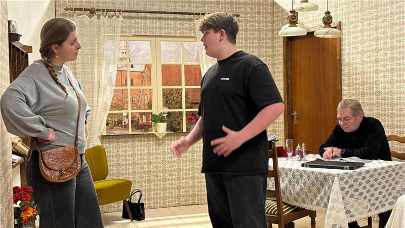 Ohne sie bricht alles zusammen: Ein Blick auf die Horneburger Kulissenbauer Damit die Bühne aussieht wie eine echte Wohnstube, mussten die Kulissenbauer letztes Jahr viel Zeit investieren.