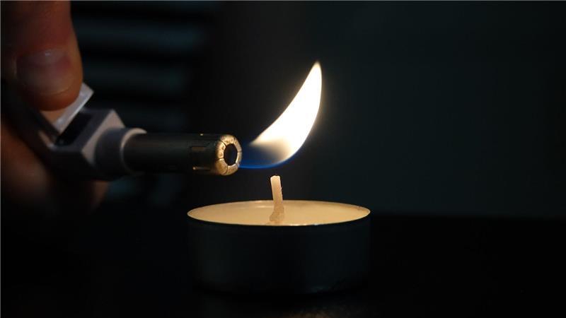 Damit die Eislaterne nicht schmilzt, hilft es, ein Stück Filz oder Holz unterzustellen.