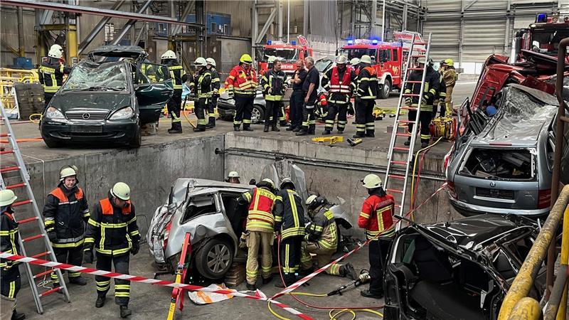 Damit die Feuerwehrleute im Kreis Stade nicht nur bei Übungen, wie hier in Bützfleth, sicher die Unfallrettung vertiefen können, sind Kurse bei der Landesfeuerwehrschule unumgänglich.