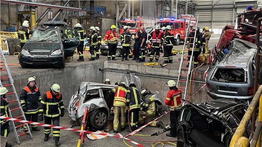 Damit die Feuerwehrleute im Kreis Stade nicht nur bei Übungen, wie hier in Bützfleth, sicher die Unfallrettung vertiefen können, sind Kurse bei der Landesfeuerwehrschule unumgänglich.