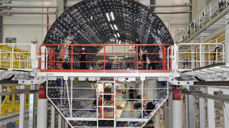 Damit die Flugzeuge der Zukunft in Nordenham gebaut werden können, braucht es auch zukünftig qualifizierte Fachkräfte. Airbus bemüht sich um sie. Unser Bild zeigt die Rumpfmontage für den CFK-Airbus A350.