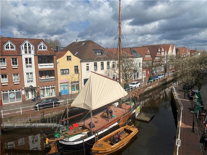 Schwimmende Ewer-Bühne in Buxtehude hat jetzt ein Dach Damit die Konzertbühne auf dem Ewer Margareta auch bei Schauerwetter trocken bleibt, hat der Buxtehuder Altstadtverein eine mobile Dachkonstruktion angeschafft. Foto: Weselmann