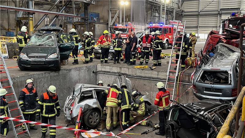 Feuerwehrleute bei einer Übung in Bützfleth.