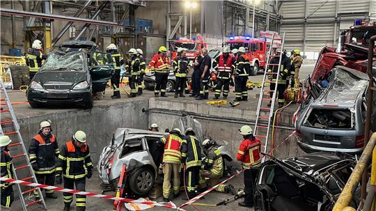 Feuerwehrleute bei einer Übung in Bützfleth.