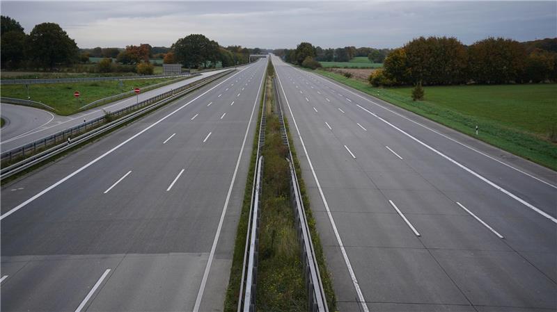 Damit drei Brücken über der A1 erneuert werden können, wird es auf der A1 zwischen Hamburg und Lübeck bis Sommer 2028 enger. (Archivbild)