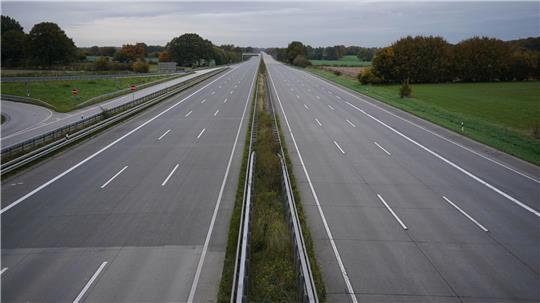 Damit drei Brücken über der A1 erneuert werden können, wird es auf der A1 zwischen Hamburg und Lübeck bis Sommer 2028 enger. (Archivbild)