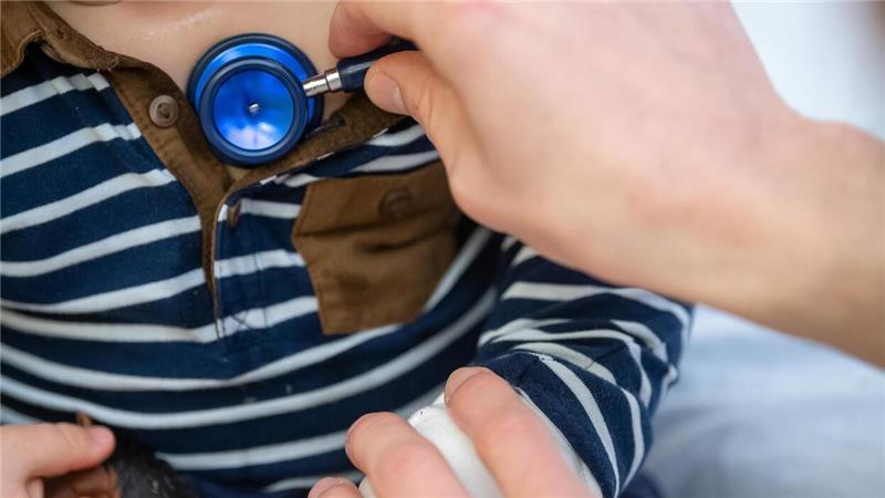 Kein Kinderarzt: Bei Eltern liegen die Nerven blank Damit ein Kinderarzt ihr Kind untersucht und behandelt, müssen Eltern aus dem Raum Zeven seit Jahresbeginn längere Fahrten in Kauf und viel Zeit mitbringen. Foto: picture alliance/dpa