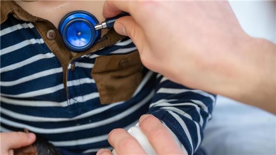 Damit ein Kinderarzt ihr Kind untersucht und behandelt, müssen Eltern aus dem Raum Zeven seit Jahresbeginn längere Fahrten in Kauf und viel Zeit mitbringen. Foto: picture alliance/dpa