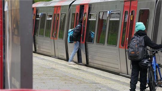 Damit im Norden der U1 ein Umstieg zur geplanten U5 entstehen kann, müssen Fahrgäste auf der Hamburger U-Bahn bis Dezember eine Sperrung erdulden.