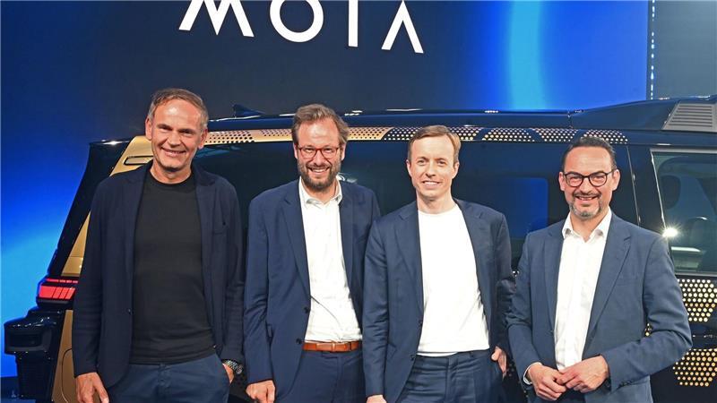 VW zeigt fahrerlosen E-Bulli - Zulassung ab 2027 angestrebt „Damit positioniert sich der Volkswagen-Konzern in der Spitzengruppe eines milliardenschweren globalen Wachstumsmarkts“, sagt Konzernchef Oliver Blume.