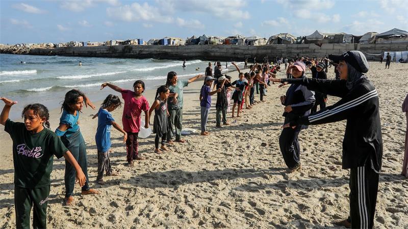 Schwimmunterricht in Gaza - Momente des Glücks für Kinder Damit sich Kinder in Gaza von ihrem schweren Alltag ablenken können, bringen Trainer ihnen kostenlos das Schwimmen bei.