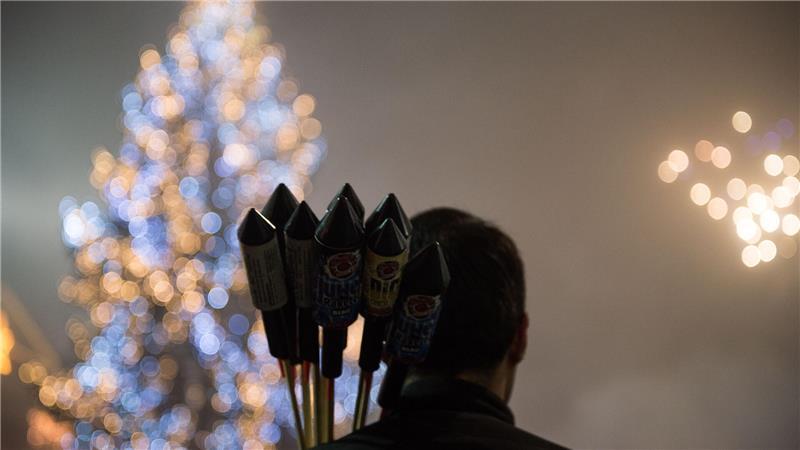 Damit’s nur am Himmel kracht: Worauf Sie bei Feuerwerkskauf, Lagerung und Zündung achten sollten.