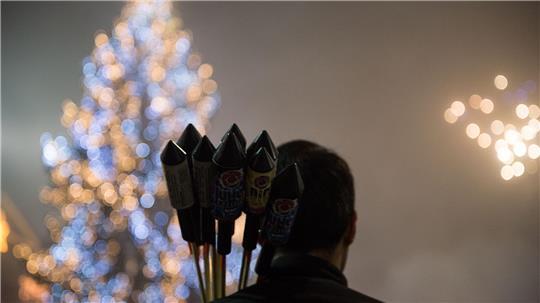 Damit’s nur am Himmel kracht: Worauf Sie bei Feuerwerkskauf, Lagerung und Zündung achten sollten.