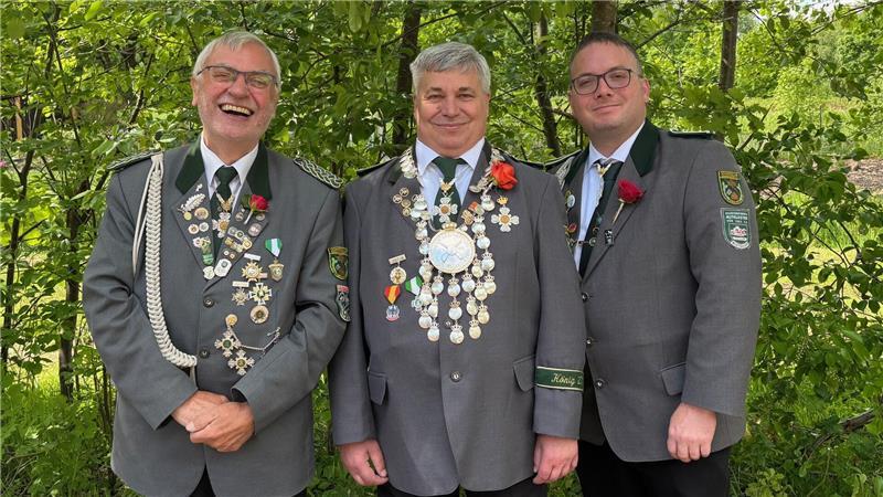 Dammhausens Schützenkönig Jörg Linde mit seinen Adjutanten: Habs-Hinrich Meyer (links) und Dirk Meyer.