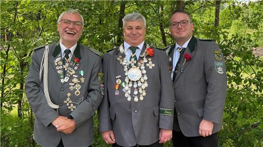 Dammhausens Schützenkönig Jörg Linde mit seinen Adjutanten: Habs-Hinrich Meyer (links) und Dirk Meyer.