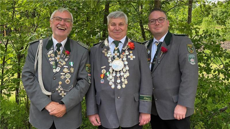 Dammhausens Schützenkönig Jörg Linde mit seinen Adjutanten: Hans-Hinrich Meyer (links) und Dirk Meyer.