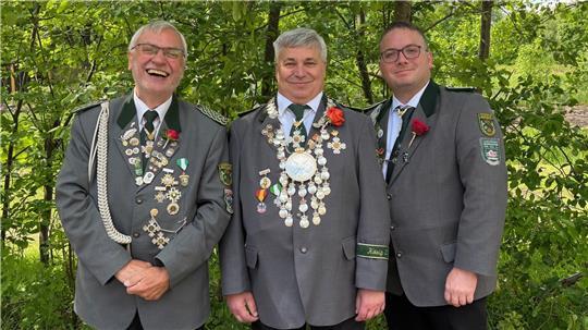 Dammhausens Schützenkönig Jörg Linde mit seinen Adjutanten: Hans-Hinrich Meyer (links) und Dirk Meyer.