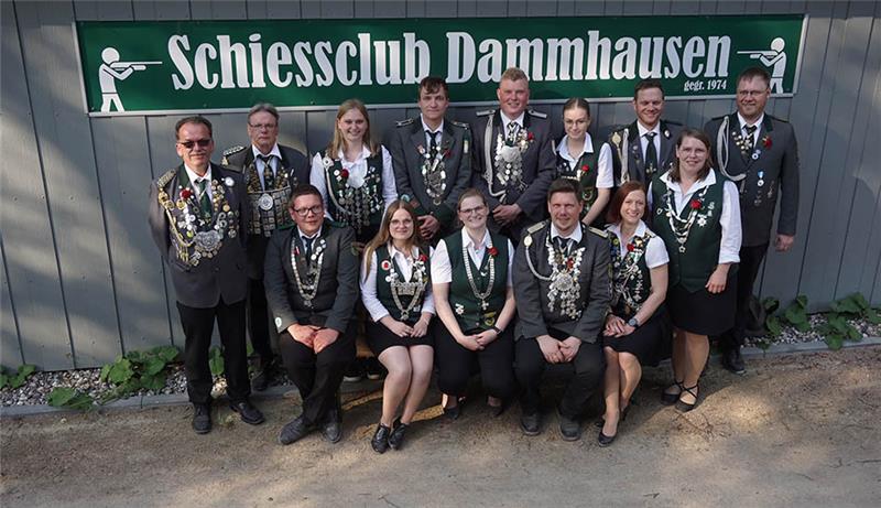 Dammhausens neue Würdenträger (hinten von links): Olaf Heckert, Helmut Schreck, Simone Heckert, Simon Heckert, Jannik Lindemann, Janin Wedler, Hendrik Ausgustin, Herbert Bartels. Vorne von links: Ben Metzger, Kim Marie Schomaker, Isabel Bartels, Stefan Bartels, Annette Quast, Mareike Horn. Foto: Verein