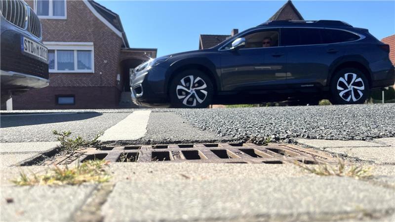 Vollsperrung in Dammhausen: Zehntausende Autofahrer müssen ausweichen Dammhauser Straße: der Übergang von Splittdecke zu Asphalt.