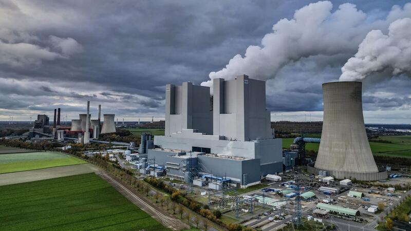 Dampf steigt aus dem RWE-Braunkohlekraftwerk Neurath. Das von RWE betriebene Kraftwerk gilt als das grüßte Braunkohlekraftwerk in Deutschland.