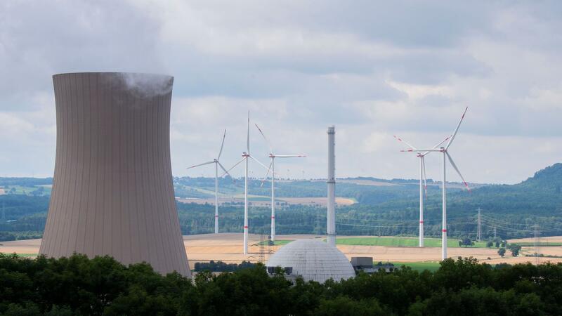 Dampf steigt aus den Kühltürmen des Atomkraftwerk (AKW) Grohnde im Landkreis Hameln-Pyrmont auf.