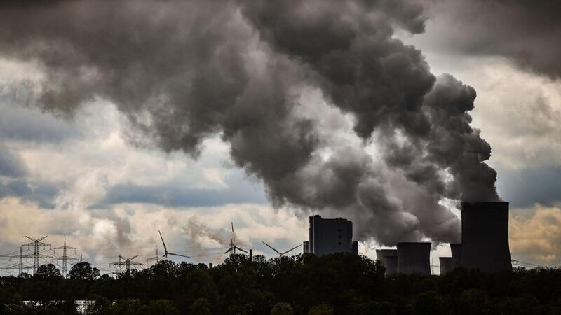 EU tritt aus umstrittenem Energieabkommen aus Dampf steigt aus den Kühltürmen des Braunkohlekraftwerks Niederaußem.