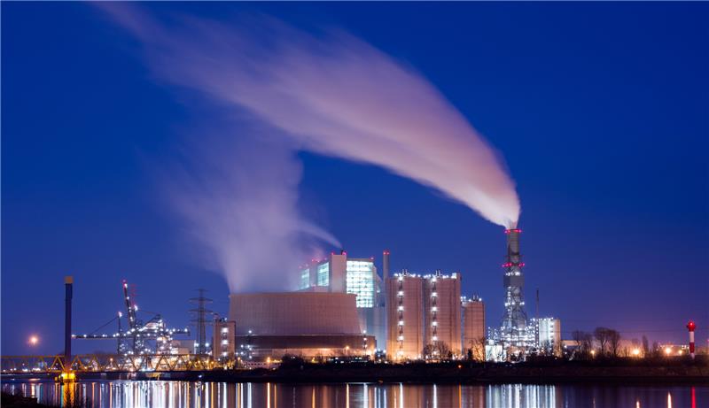 Dampf steigt aus den Schornsteinen und Kühltürmen des Kohlekraftwerk Moorburg in Hamburg. Foto Daniel Reinhardt/dpa