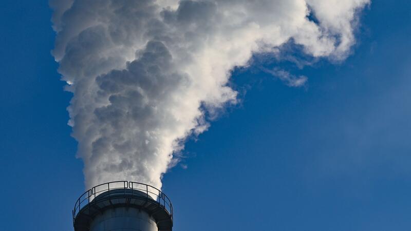 Fegebank begrüßt CO2-Speicherung auf hoher See Dampf und Abgase kommen aus einem Schornstein einer Fabrik.