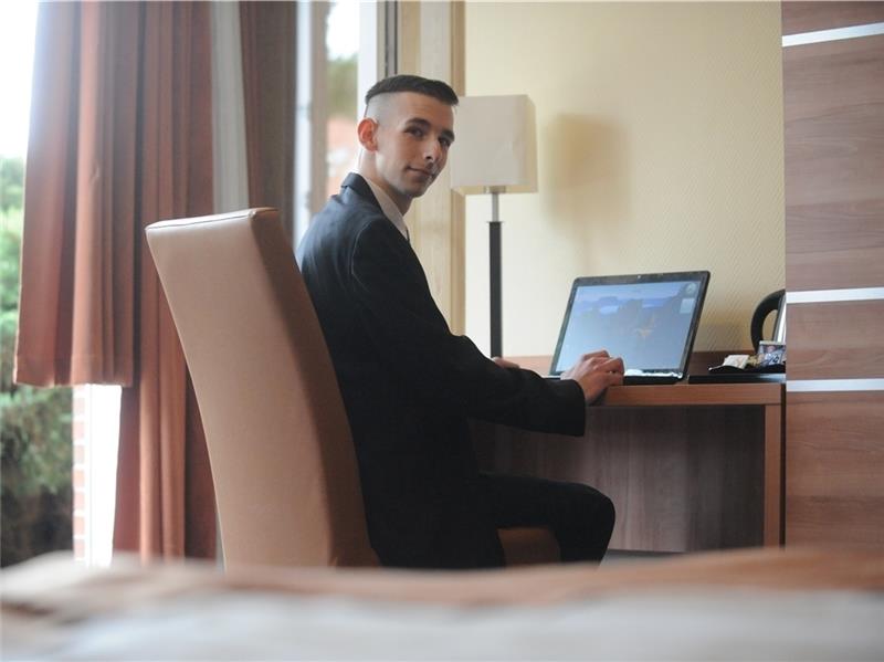 Dan Böttcher (21), Auszubildender im zweiten Jahr, testet das Hotelzimmer als Büro.
