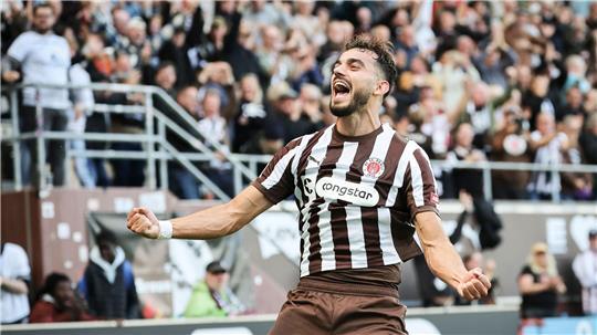 Danel Sinani (FC St. Pauli) jubelt nach seinem Treffer zum 2:1 gegen den FC Augsburg.