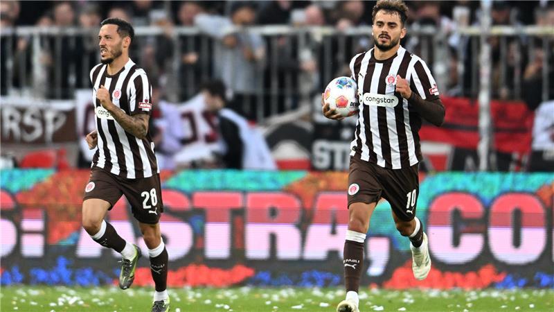 Trotz Konfetti-Ärgers: St. Pauli stimmt sich auf Derby ein Danel Sinani (rechts) jubelt nach seinem Tor zum 2:3 mit Mathias Pereira Lage.