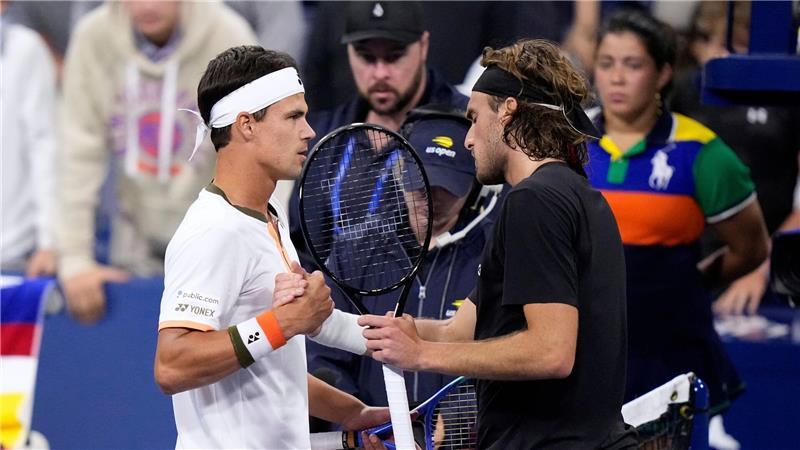 Mit Rückenschmerzen: Zverev möchte Spielverderber werden Daniel Altmaier (l) besiegte in New York den Griechen Stefanos Tsitsipas. Bei der Begegnung am Netz ärgerte sich Tsitsipas.