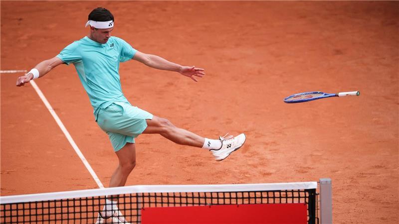 Daniel Altmaier tritt seinen Schläger auf dem Court in Hamburg.