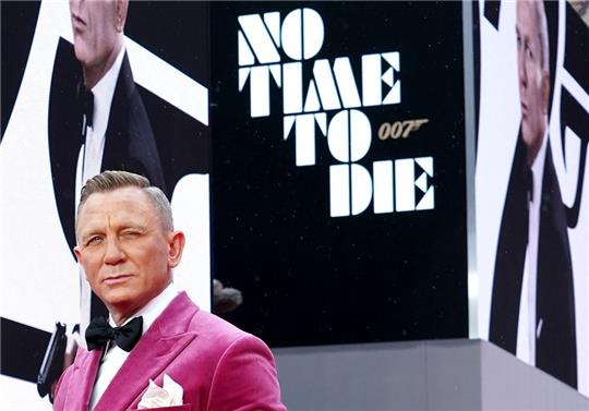 Daniel Craig, Schauspieler aus Großbritannien, steht für ein Foto auf dem roten Teppich bei der Weltpremiere zum neuen James Bond Film "No Time to die" in der Royal Albert Hall. Foto: Ian West/PA Wire/dpa