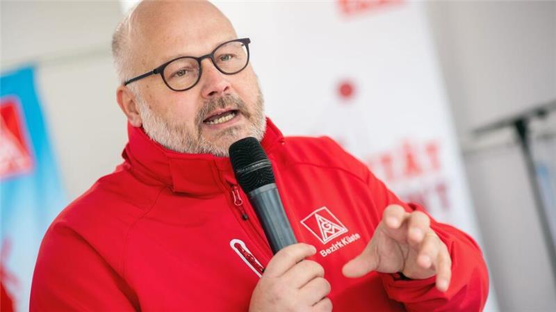 Fast 20.000 Metaller bei Aktionstag im Norden im Ausstand Daniel Friedrich, Bezirksleiter der IG Metall Küste, forderte die Arbeitgeber auf, vor allem beim Entgelt nachzubessern.
