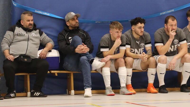 Daniel Gonzalez (2. von links) hat verkündet, dass er nach dieser Saison sein Traineramt beim FC Cuxhaven niederlegen wird.