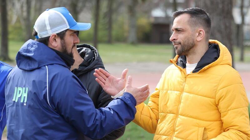Krach beim FC Cuxhaven: Trainer schmeißt mit sofortiger Wirkung hin Daniel Gonzalez (rechts) ist als Trainer des FC Cuxhaven zurückgetreten. Er kritisiert den fehlenden Rückhalt des Vorstandes.
