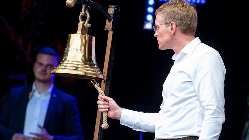 Kieler Woche startet mit Steinmeier und 500 Konzerten Daniel Günther (CDU), Ministerpräsident von Schleswig-Holstein, lässt zur offiziellen Eröffnung der Kieler Woche eine Schiffsglocke erklingen.