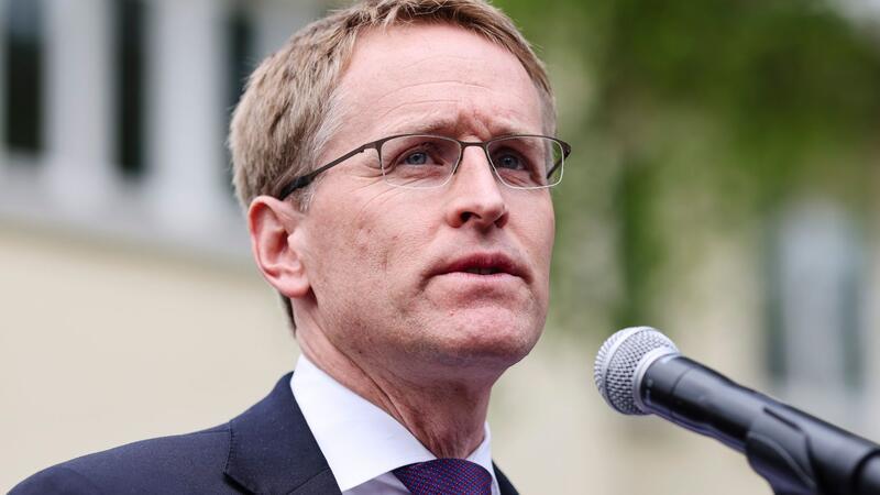 Daniel Günther (CDU), Ministerpräsident von Schleswig-Holstein, spricht während einer Demonstration vor dem Landtag.