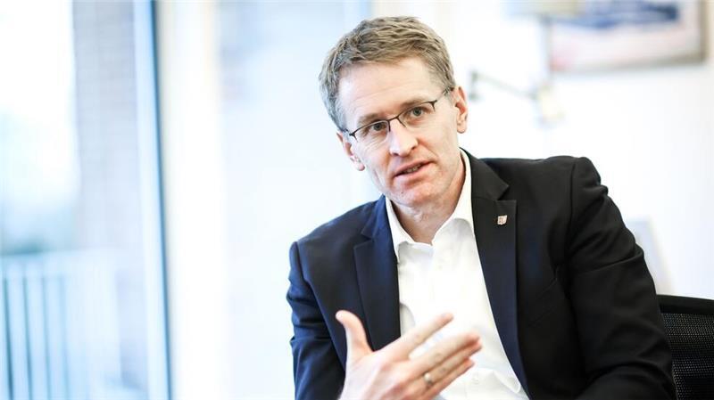 Günther fordert verlässlichere Investition in Infrastruktur Daniel Günther (CDU) erwartet von der künftigen Bundesregierung verlässlichere Investitionen in große Bauprojekte.