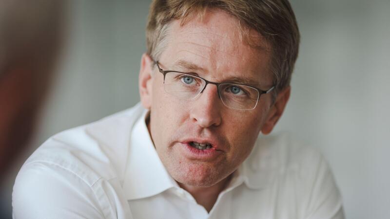 Günther: Linke und AfD nicht gleichsetzen Daniel Günther, Ministerpräsident und CDU-Landeschef von Schleswig-Holstein, spricht während eines Interviews.