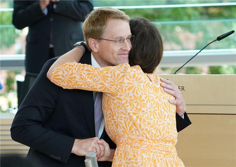 Erstes Bundesland zieht Schlussstrich unter Corona-Pandemie Daniel Günther, Ministerpräsident von Schleswig-Holsteins, umarmt Landtagspräsidentin Kristina Herbst (beide CDU). Foto: dpa