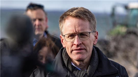 Daniel Günther beobachtete die Baggerarbeiten vor Timmendorfer Strand.