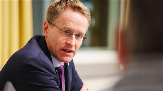 Daniel Günther fordert Tempo bei der Staatsmodernisierung.