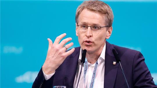 Daniel Günther fordert für die Demokratie einzustehen. (Archivbild)