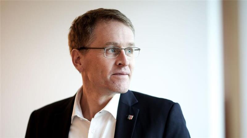 Daniel Günther gratuliert seinem Amtskollegen Peter Tschentscher zum Wahlsieg in Hamburg. (Archivbild)